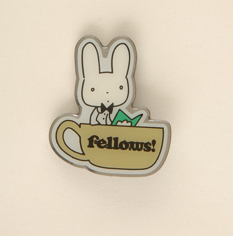 サイン会のお土産として用意されている「うさぎのヨシオ」のピンバッジ。