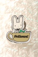 サイン会のお土産として用意されている「うさぎのヨシオ」のピンバッジ。