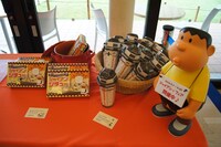 カフェでは期間限定メニュー、テイクアウトコーナーでは限定商品が購入できる。