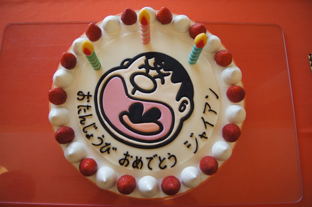 1階入口ショーケースに6月6日まで飾られているケーキ。