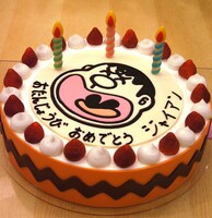 ケーキの側面には、ジャイアンのトレードマークであるギザギザ模様をデザイン。