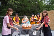 「川崎市 藤子・F・不二雄ミュージアム」の職員たちが、ジャイアンの誕生日をお祝いする様子。きれいなジャイアンも、心なしか嬉しそう。