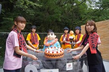 「川崎市 藤子・F・不二雄ミュージアム」の職員たちが、ジャイアンの誕生日をお祝いする様子。きれいなジャイアンも、心なしか嬉しそう。