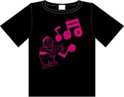 ショップで販売されるTシャツ。
