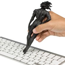 キーボードの隙間を掃除するサンタナ。粘着質なので隙間のホコリもこのように取り込める。(C)荒木飛呂彦／集英社