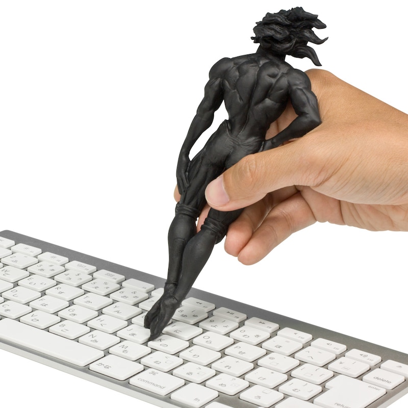 キーボードの隙間を掃除するサンタナ。粘着質なので隙間のホコリもこのように取り込める。(C)荒木飛呂彦／集英社