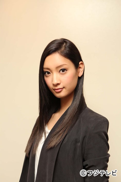 役作りのために髪を黒く染めた、紺野泉役の菜々緒。