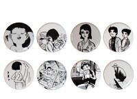 特製ポストカード台紙付き缶バッジ。8種のうち1種がもれなくプレゼントされる。