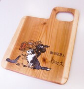 抽選でプレゼントされる守村お手製のカッティングボード。