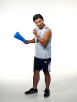 袋田はじめを演じるスギちゃん。