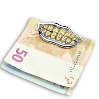 ジャイロ・ツェペリの歯をモチーフにしたマネークリップ「ニョホホホ」。(C)LUCKY LAND COMMUNICATIONS / SHUEISHA