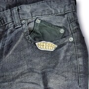 ジーンズなどのポケットにワンポイントとして装着することもできる。 (C)LUCKY LAND COMMUNICATIONS / SHUEISHA