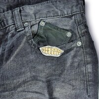 ジーンズなどのポケットにワンポイントとして装着することもできる。 (C)LUCKY LAND COMMUNICATIONS / SHUEISHA