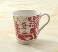 「マグカップ スケートダンス赤」2100円。OCHIBISAN (c) ANNO MOYOCO