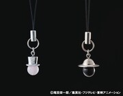 「トニートニー・チョッパー プレミアムパラソル」に付属するチャーム（左）と、「モンキー・D・ルフィ プレミアムアンブレラ」に付属するチャーム（右）。(C)尾田栄一郎／集英社・フジテレビ・東映アニメーション