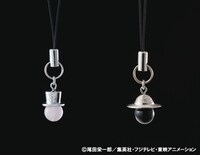 「トニートニー・チョッパー プレミアムパラソル」に付属するチャーム（左）と、「モンキー・D・ルフィ プレミアムアンブレラ」に付属するチャーム（右）。(C)尾田栄一郎／集英社・フジテレビ・東映アニメーション