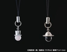 「トニートニー・チョッパー プレミアムパラソル」に付属するチャーム（左）と、「モンキー・D・ルフィ プレミアムアンブレラ」に付属するチャーム（右）。(C)尾田栄一郎／集英社・フジテレビ・東映アニメーション