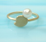 「オチビサン プチパールリング」1万8900円。OCHIBISAN (c) ANNO MOYOCO