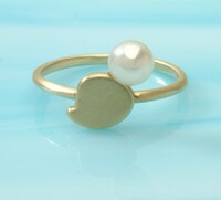 「オチビサン プチパールリング」1万8900円。OCHIBISAN (c) ANNO MOYOCO