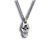 「キラークイーン」をモチーフとしたネックレス「質問を質問で返すなあーっ!!」。(C)LUCKY LAND COMMUNICATIONS / SHUEISHA