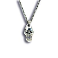 「キラークイーン」をモチーフとしたネックレス「質問を質問で返すなあーっ!!」。(C)LUCKY LAND COMMUNICATIONS / SHUEISHA