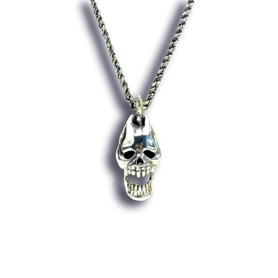 「キラークイーン」をモチーフとしたネックレス「質問を質問で返すなあーっ!!」。(C)LUCKY LAND COMMUNICATIONS / SHUEISHA