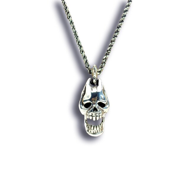 「キラークイーン」をモチーフとしたネックレス「質問を質問で返すなあーっ!!」。(C)LUCKY LAND COMMUNICATIONS / SHUEISHA