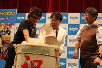 鏡開きをする板垣恵介、天野ひろゆき、沢編集長。