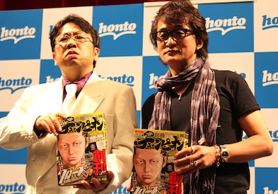 花山薫のコスプレで登場した天野ひろゆき（左）と板垣恵介（右）。