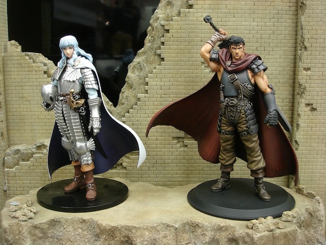 「ベルセルク DXFフィギュア」よりグリフィス（写真左）とガッツ。(c)三浦建太郎（スタジオ我画）・白泉社／BERSERK FILM PARTNERS