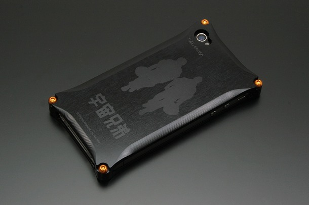 「iPhone4,4Sアルミ削り出しケース(ソリッドブラック)」。価格は1万500円。(C)Chuya Koyama/Kodansha