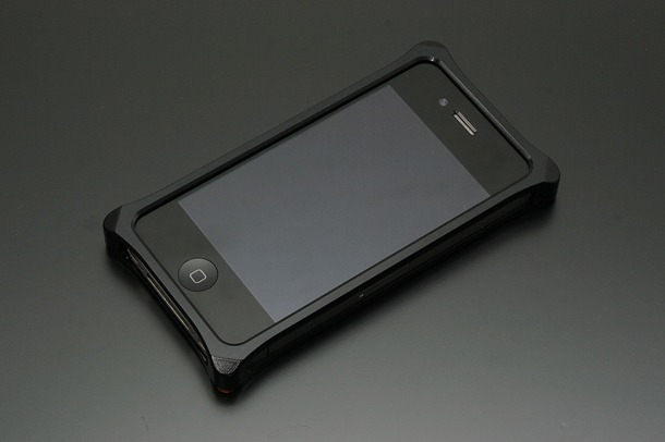 「iPhone4,4Sアルミ削り出しケース(ソリッドブラック)」(C)Chuya Koyama/Kodansha