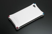 「iPhone4,4Sアルミ削り出しケース(ソリッドホワイト)」。価格は1万1550円。(C)Chuya Koyama/Kodansha