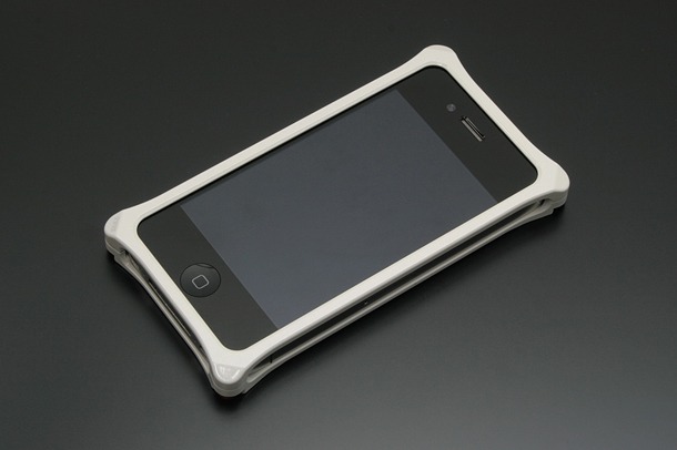 「iPhone4,4Sアルミ削り出しケース(ソリッドホワイト)」(C)Chuya Koyama/Kodansha