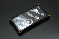 「iPhone4,4Sアルミ削り出しケース(ソリッドバンパーブラック)」。価格は1万1550円。(C)Chuya Koyama/Kodansha