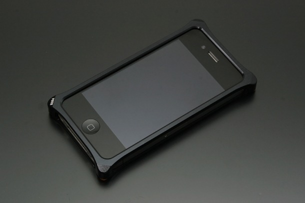 「iPhone4,4Sアルミ削り出しケース(ソリッドバンパーブラック)」(C)Chuya Koyama/Kodansha