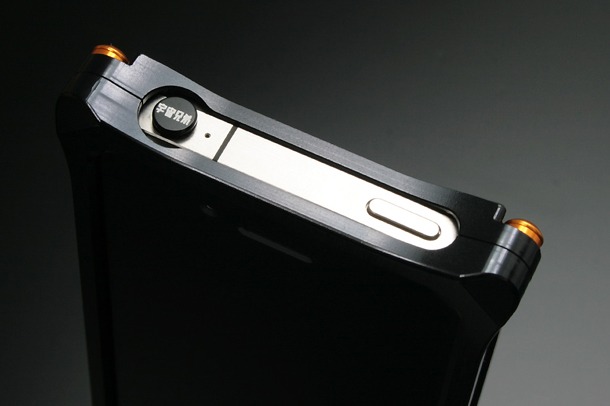 「iPhone4,4Sアルミ削り出しケース(ソリッドバンパーブラック)」(C)Chuya Koyama/Kodansha