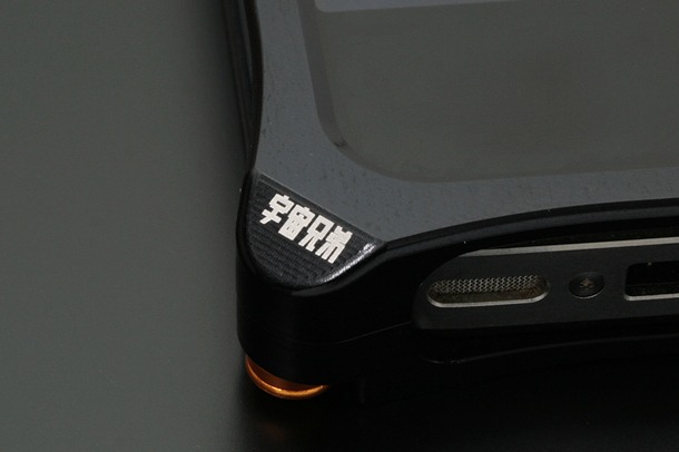 「iPhone4,4Sアルミ削り出しケース(ソリッドバンパーブラック)」(C)Chuya Koyama/Kodansha