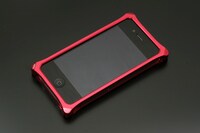 「iPhone4,4Sアルミ削り出しケース(ソリッドバンパーレッド)」(C)Chuya Koyama/Kodansha