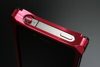 「iPhone4,4Sアルミ削り出しケース(ソリッドバンパーレッド)」(C)Chuya Koyama/Kodansha