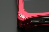 「iPhone4,4Sアルミ削り出しケース(ソリッドバンパーレッド)」(C)Chuya Koyama/Kodansha