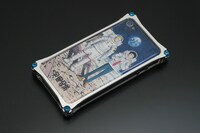 「iPhone4,4Sアルミ削り出しケース(ソリッドバンパーシルバー)」。価格は1万1550円。(C)Chuya Koyama/Kodansha