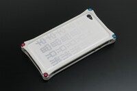 「iPhone4,4Sアルミ削り出しケース(ソリッドバンパーホワイト)」。価格は1万2600円。(C)Chuya Koyama/Kodansha