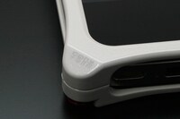 「iPhone4,4Sアルミ削り出しケース(ソリッドバンパーホワイト)」(C)Chuya Koyama/Kodansha