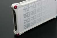 「iPhone4,4Sアルミ削り出しケース(ソリッドバンパーホワイト)」(C)Chuya Koyama/Kodansha