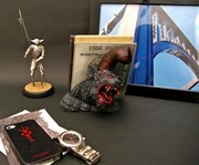 ゾッド スマートフォンスタンド の使用例。（c）三浦建太郎/白泉社