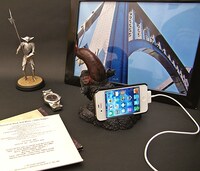 ゾッド スマートフォンスタンド の使用例。（c）三浦建太郎/白泉社