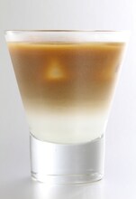 訣別もまた、宿命 （苦味の強いコーヒーと牛乳のアイスカフェオレ）（c）三浦建太郎（スタジオ我画）・白泉社/BERSERK FILM PARTNERS