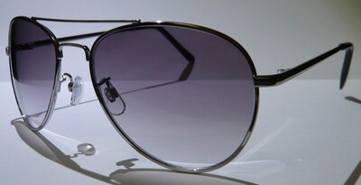 「哭きの竜公式サングラス&モバイルクリーナーセット」のサングラス。