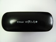 「哭きの竜公式サングラス&モバイルクリーナーセット」のケース。